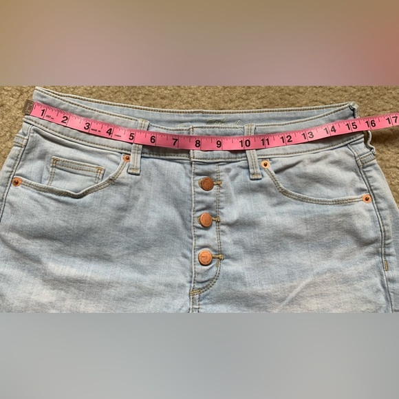 Universal Thread Distressed Jean Shorts-Light Wash-Women’s Size 8-Button Fly - Picture 5 of 8